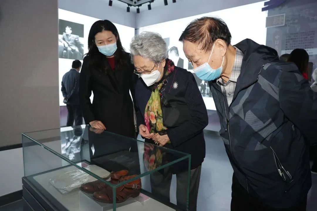 沈小平出席“海棠樱花永相传——周恩来与中日友好”图片展